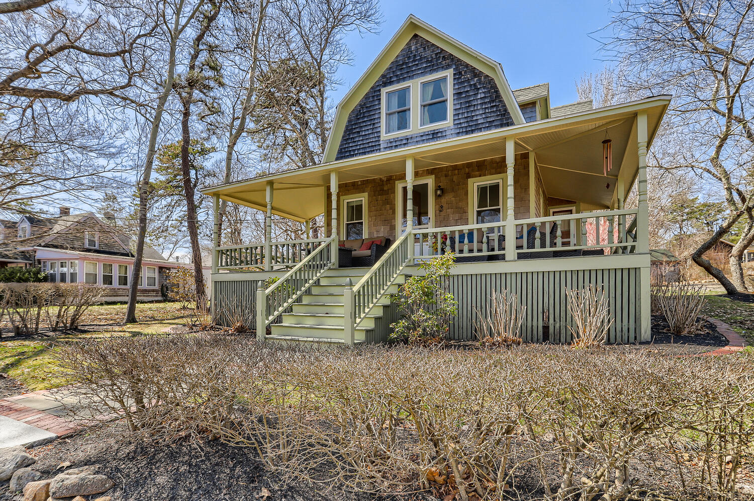 oak bluffs cottage