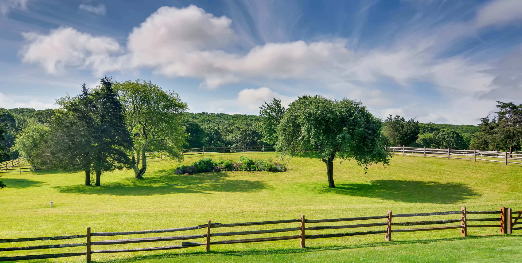 middle road trees fence and field image for martha's vineyard real estate and luxury vacation rentals